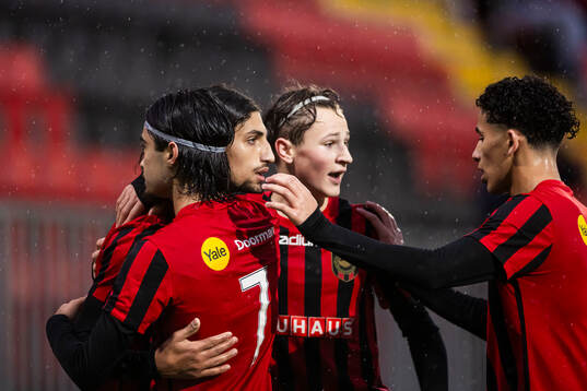 Brommapojkarnas David Isso jublar med lagkamrater