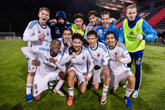 Djurgårdens Ludvig Ennart, Adam Chrifi, målvakt Marco Biondi, Melker Morheden, Joshua Mambu, Kevin Tadayon, Christopher Sliwo, Carl Selfvén och Muhammed Ali Alamiri jublar