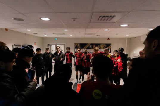Brommapojkarnas spelare samlas i en ring