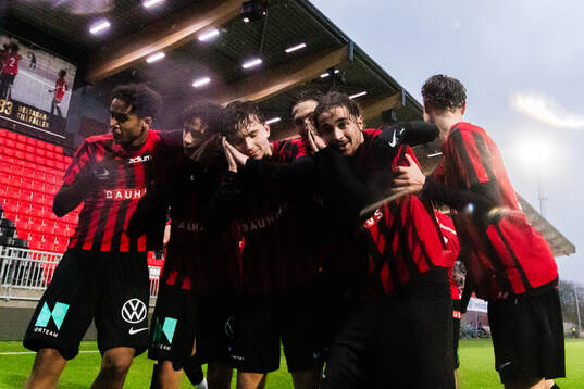 Brommapojkarnas Sion Oppong, Jonas El Mallah, Alexander Odefalk och Leart Krasniqi jublar efter 2-1