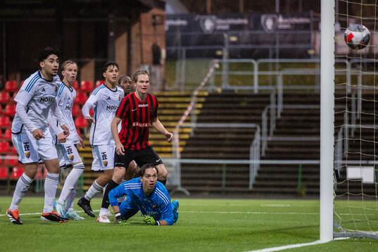 Brommapojkarnas Jacob Ringqvist gör 2-1 bakom Djurgårdens