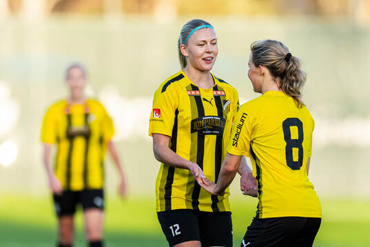 Häckens Nathalie Staaf och Matilda Larsson jublar