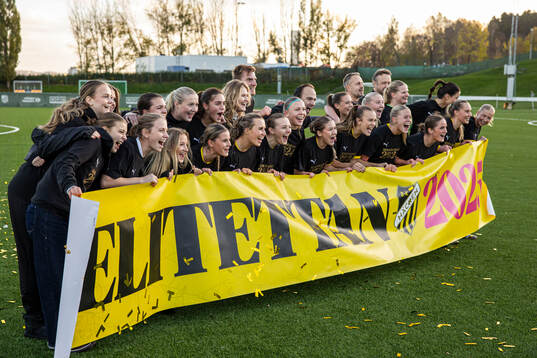 Häckens spelare jublar