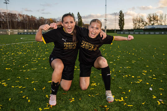 Häckens Engla Lennartsson och Filippa Thunell jublar