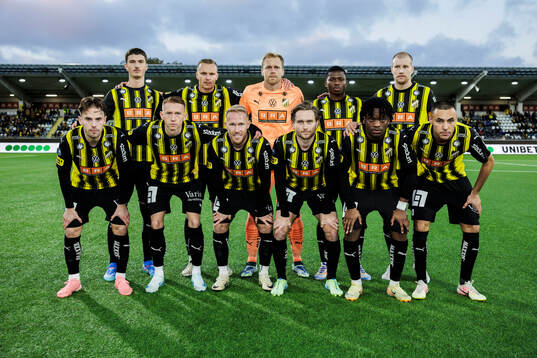 Häckens startelva poserar för en bild