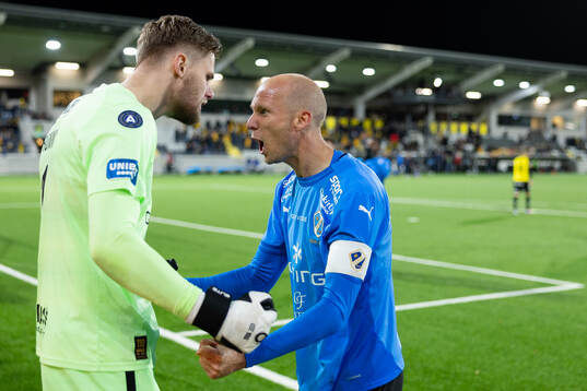 Halmstads målvakt Tim Rönning och Andreas Johansson jublar