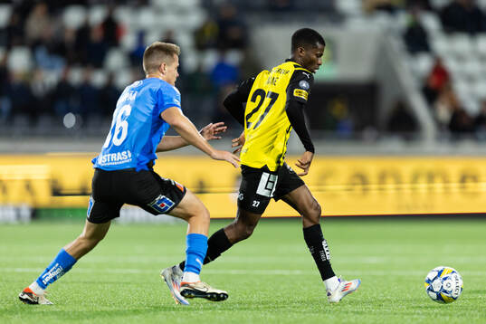 Halmstads Niilo Mäenpää och Häckens Akoua Romeo Amane