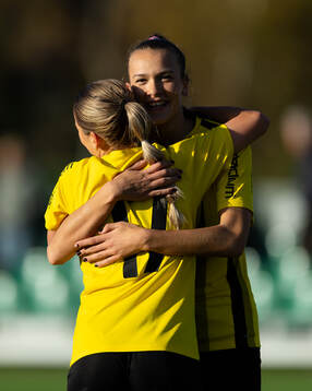 Häckens Bianca Hultbäck Nattland jublar ihop med Novalie