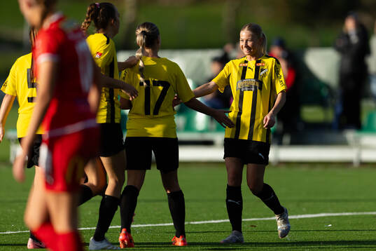 Häckens Novalie Jensen jublar ihop med Filippa Thunell