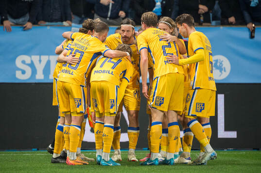 IFK Göteborgs Laurs Skjellerup jublar med lagkamrater efter 0-1