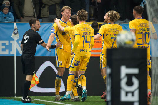 IFK Göteborgs Laurs Skjellerup jublar efter 0-1