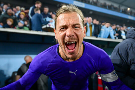 Malmö FFs målvakt Johan Dahlin jublar