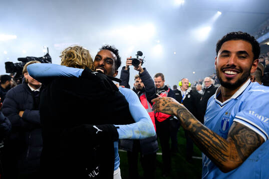 Sebastian Nanasi och Malmö FFs Taha Ali jublar