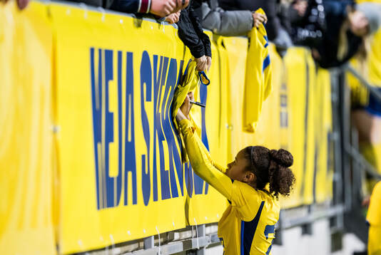 Felicia Schröder of Sweden signing autographs