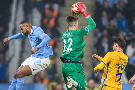 Malmö FFs Isaac Kiese Thelin och IFK Göteborgs målvakt Jacob Karlström