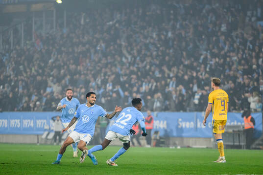 Malmö FFs Sergio Pena och Taha Ali jublar efter 1-1