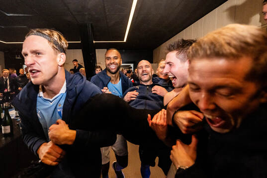 Malmö FFs Erik Botheim, Isaac Kiese Thelin, tränare Henrik Rydström, Lasse Berg Johnsen och Anton Tinnerholm jublar i omklädningsrummet