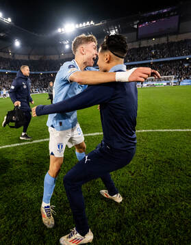 Malmö FFs Hugo Bolin jublar med Adrian Skogmar på slutsignalen