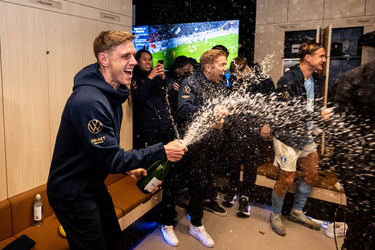 Malmö FFs Søren Rieks jublar i omklädningsrummet