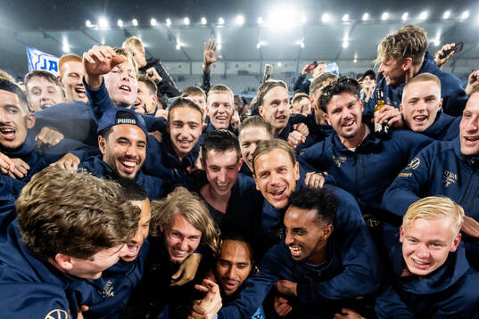 Malmö FFs spelare med målvakt Johan Dahlin (m) jublar