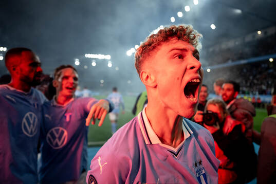 Malmö FFs Hugo Bolin jublar efter att han gjort det matchavgörande 2-1 målet och skjutit guldet till Malmö FF