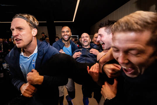 Malmö FFs Erik Botheim, Isaac Kiese Thelin, tränare Henrik Rydström, Lasse Berg Johnsen och Anton Tinnerholm jublar i omklädningsrummet