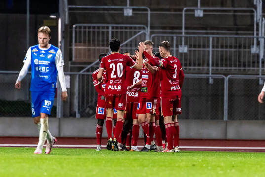 Skövde AIKs Hugo Engström har gjort 0-1 och jublar