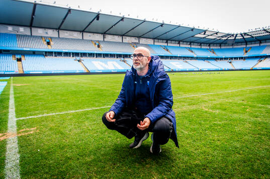 Magnus Olsson, ansvarig för fotbollsplanen,