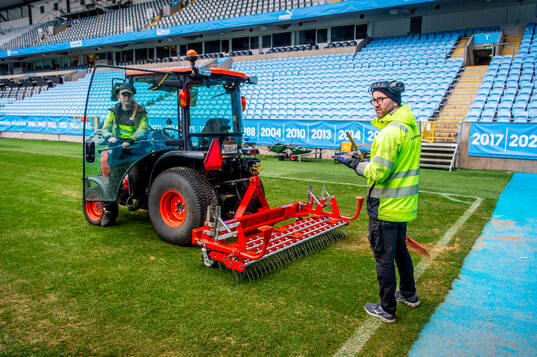 Arbete med gräsmattan på Eleda Stadion
