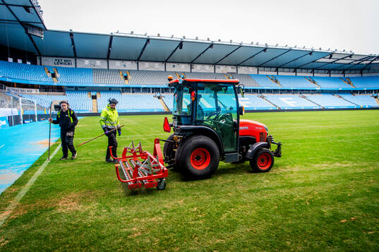 Arbete med gräsmattan på Eleda Stadion