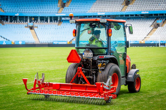 Arbete med gräsmattan på Eleda Stadion