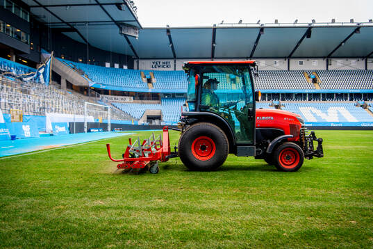 Arbete med gräsmattan på Eleda Stadion