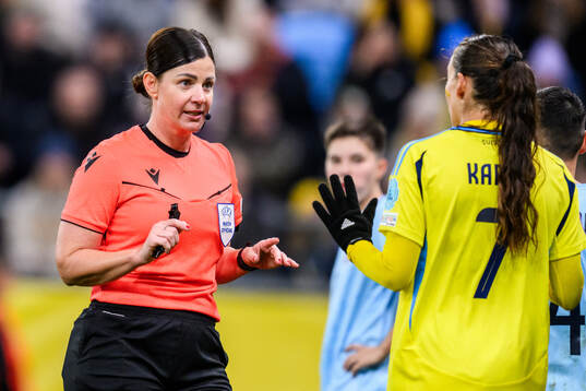 Referee Réka Molnar and Rusul Rosa Kafaji of Sweden