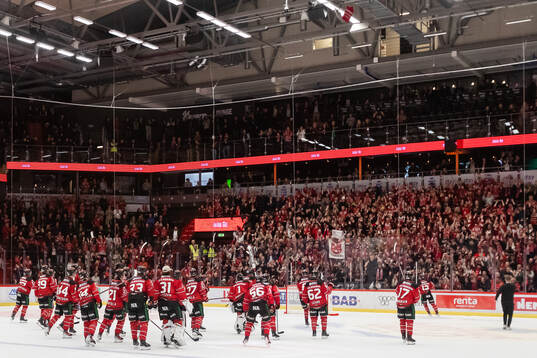 Örebros spelare och supportar jublar