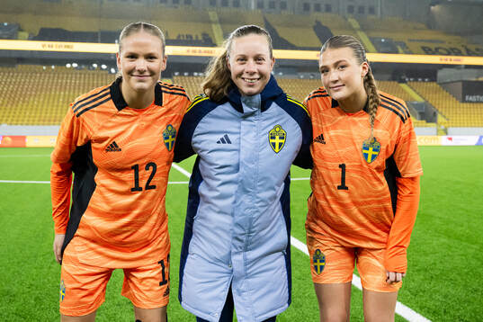 Goalkeeper Hanna Karlsson, goalkeeper coach Kristin Oscarsson and goalkeeper Fanny Jurander of Sweden celebrate after the UEFA Women's Under-17 qualifiers between Estonia and Sweden on October 29, 2024 in Borås. 
