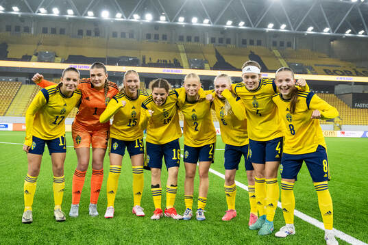 Klara Ahnberg, goalkeeper Fanny Jurander, Nicole Molin Kock, Inés Lorenius, Sally Nylén, Fanny Peterson, Roos Huitzing and Fanny Peterson of Sweden celebrate