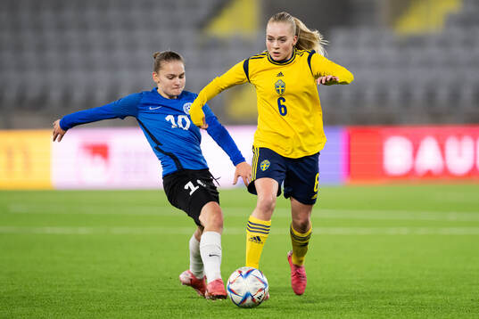 Nicole Kelli of Estonia and Doris Petz of Sweden