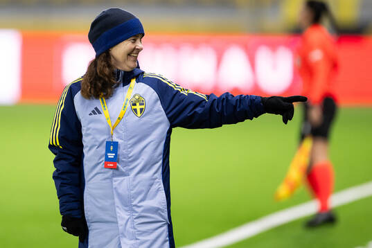 Head coach Lotta Hellenberg of Sweden