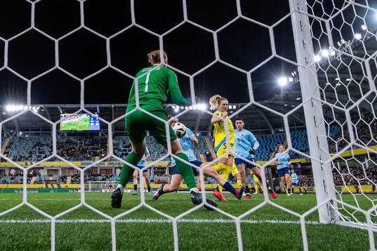 Rebecka Blomqvist of Sweden scores 7-0 behind Emma Kremer