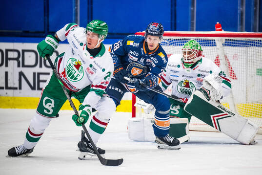 Växjös Hugo Gustafsson oroar framför Rögles Mattias