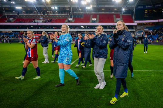 Goalkeeper Aurora Mikalsen, Lisa Naalsund and Caroline Graham Hansen of Norway celebrate