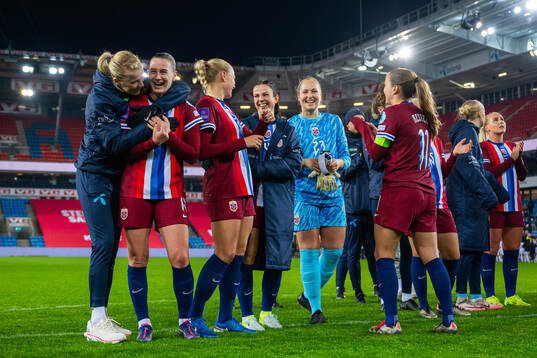 Ada Hegerberg, Elisabeth Terland, Guro Bergsvand, Tuva Hansen, goalkeeper Aurora Mikalsen and players of Norway celebrate