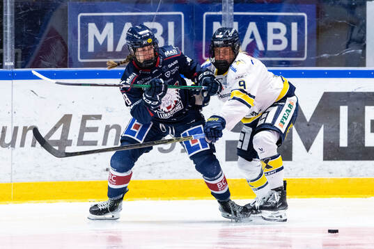Linköpings Ann-Frederique Guay och HV71s Jenna Raunio