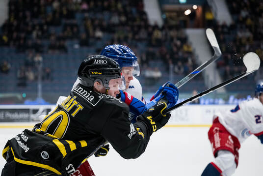 IK Oskarshamns Filip Sveningsson och AIKs Rasmus Rudslätt