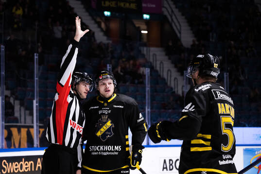 AIKs Scott Pooley och domare Joakim Nordberg