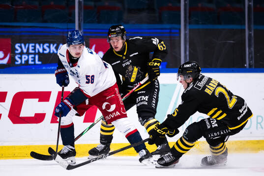 IK Oskarshamns Hugo Jonasson och AIKs Albin Sundin och