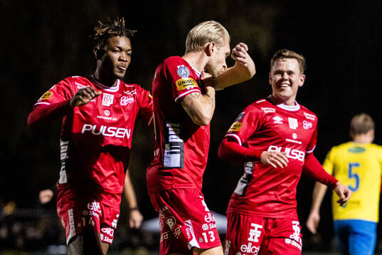 Elfsborgs Johan Larsson jublar med Jalal Abdullai och Eggert Aron Gudmundsson efter 0-1