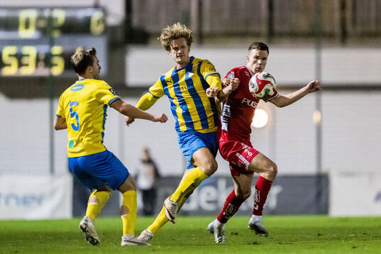 Eskilsminne IFs Dragos Daniel Farcas Lohan och Vincent Poppler mot Elfsborgs Andri Fannar Baldursson