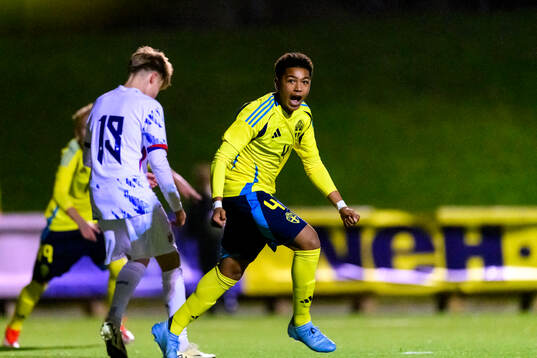Elliot Mahama Appring of Sweden celebrates