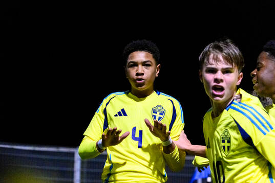 Elliot Mahama Appring of Sweden celebrate with teammates